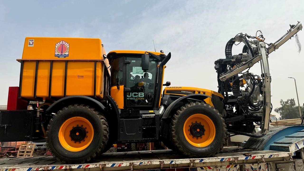 NREA parabolic-mirror cleaning vehicle — JCB Fastrac 4160 with Fermupe / Masesur cleaning system